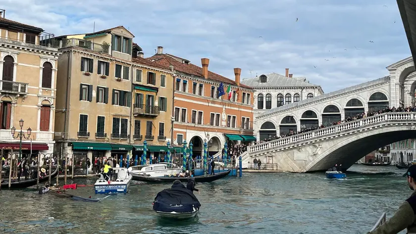 La gondola affondata a Rialto