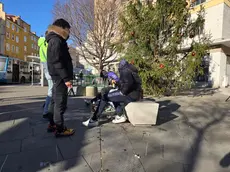 Un gruppo di giovani su una panchina di largo Barriera