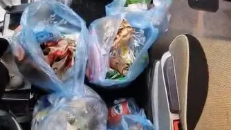 L'immondizia lasciata sul bus