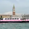 Un vaporetto in servizio a Venezia