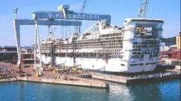 Lo stabilimento Fincantieri di Monfalcone: le vecchie gru saranno sostituite con quelle più grandi adatte alla realizzazione di mega navi da crociera