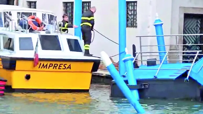 Il lancione di Alilaguna chiamato Impresa dopo l’incidente che ha travolto due gondole e il pontile