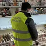 Controlli dei vigili in un negozio a Venezia