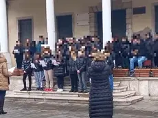La classe mentre canta durante la commemorazione