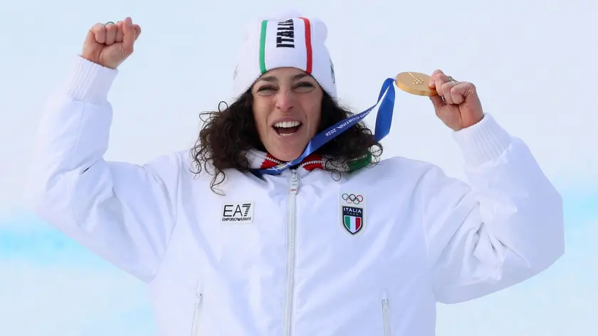 Federica Brignone con l'oro del SuperG olimpico al collo