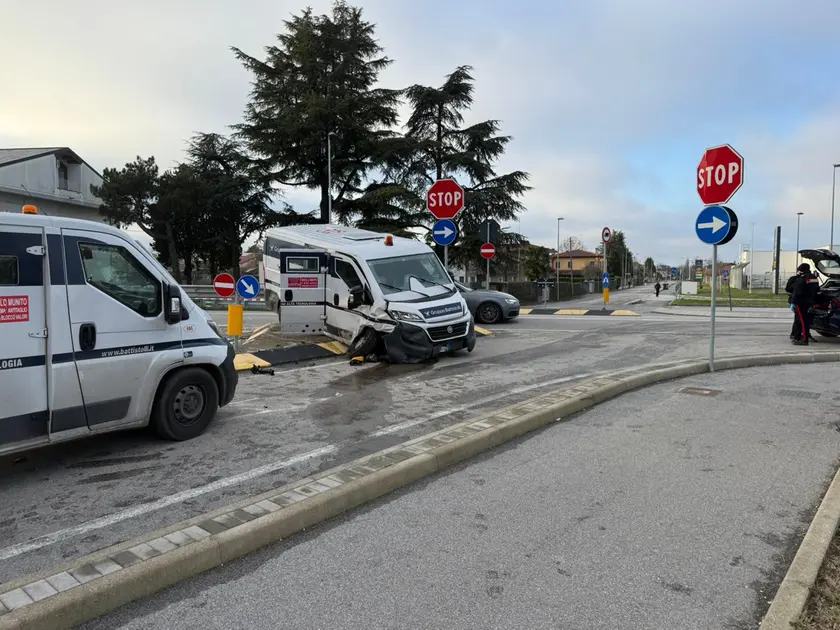 L'incidente a San Stino: auto si schianta contro un portavalori