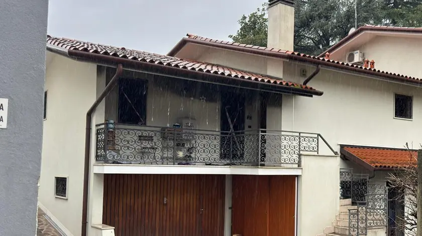 La casa dopo l'incendio (foto Pòrcile)