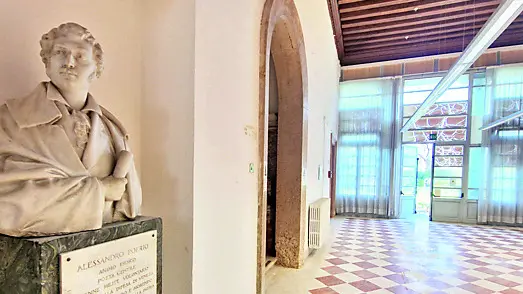 L’ingresso di palazzo Poerio Papadopoli