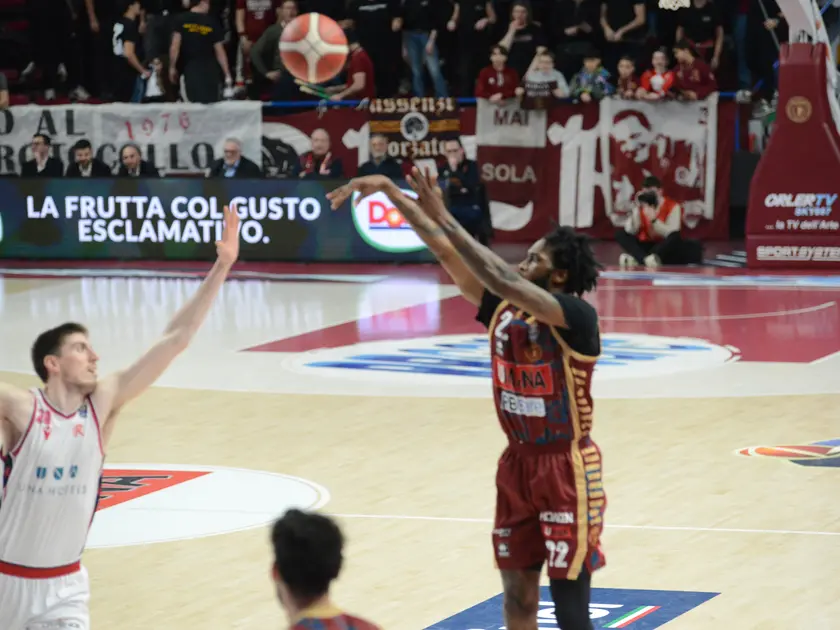 Un'azione della partita della Reyer contro Reggio Emilia (foto Lorenzo Pòrcile)
