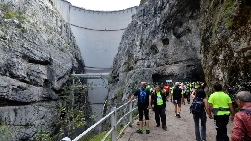 Un passaggio sotto la diga del Vajont nei luoghi della memoria