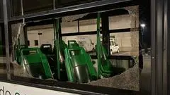 Il bus assaltato dagli ultras dopo il derby al Tenni