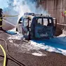 L'auto in fiamme sul passante di Mestre