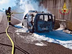 L'auto in fiamme sul passante di Mestre
