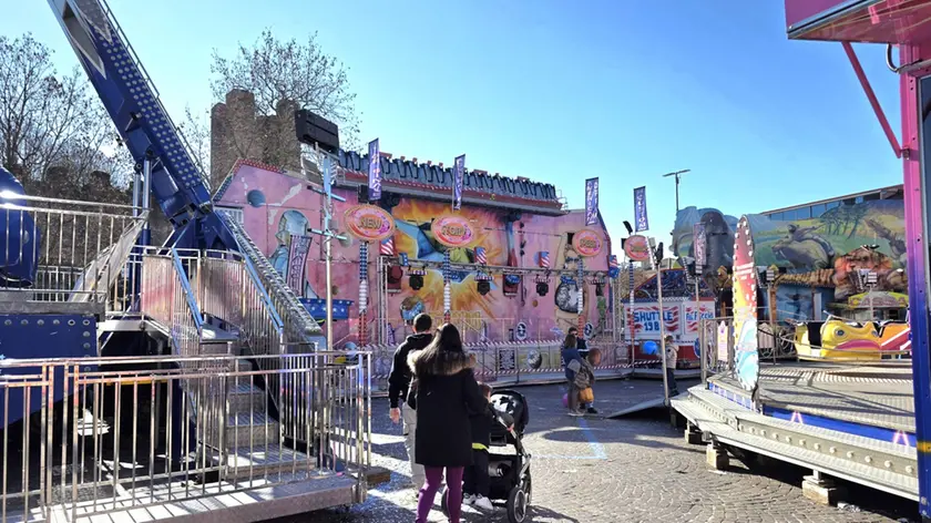 La giostra da cui è caduta la ragazza è stata posta sotto sequestro