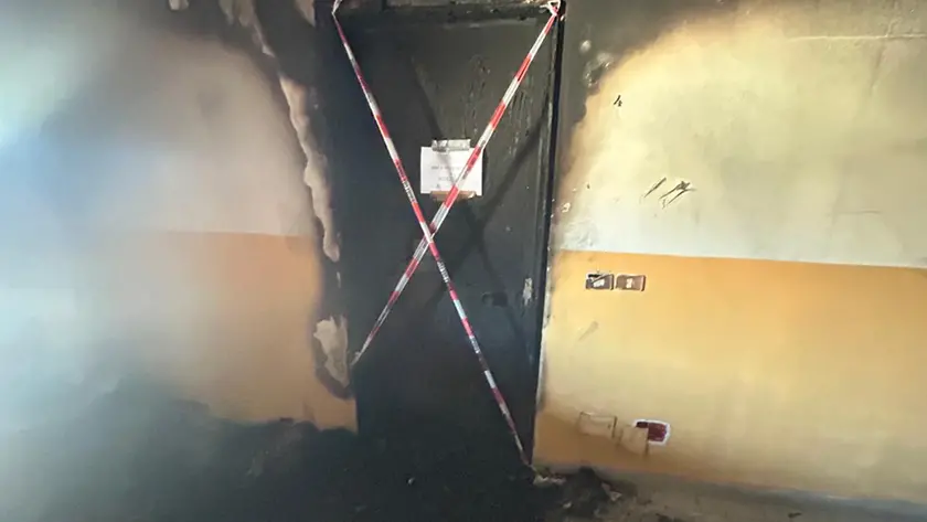 Il condominio Circus danneggiato dal rogo appiccatoo da un inquilino