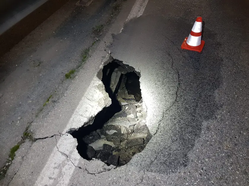 La voragine aperttasi sulla Triestina a San Donà