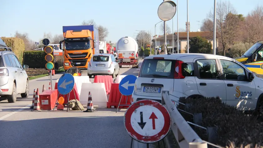 Cantiere e code sulla Triestina a senso unico per la voragine apertasi martedì 17 febbraio