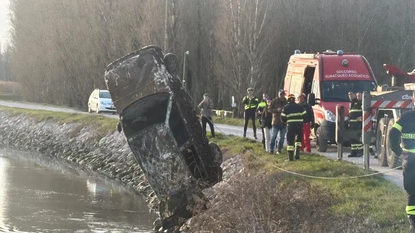 L'auto riemersa dal fiume. Foto Bortoluzzi