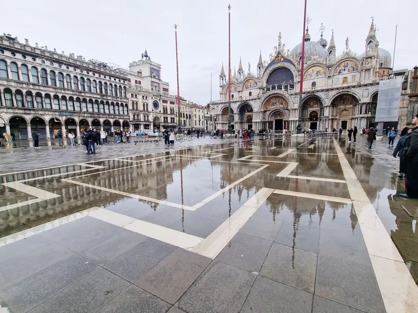 Piazza San Marco a Venezia invasa dall'acqua alta il 28 gennaio 2025. Tra gli obiettivi della possibile candidatura della città lagunare c'è la volontà di sensibilizzare al cambiamento climatico e alla sua tutela (Foto: Matteo Tagliapietra/Interpress)