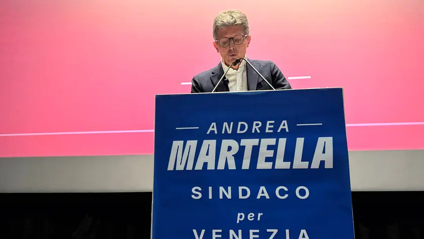 Andrea Martella nel suo intervento al Candiani (foto Pòrcile)