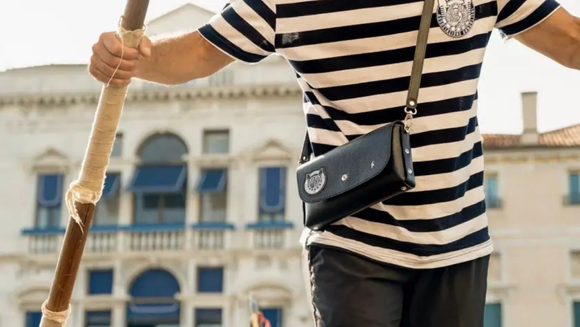 La “Borsa Gondolieri” addosso a un gondoliere al lavoro