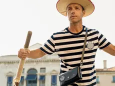 La “Borsa Gondolieri” addosso a un gondoliere al lavoro