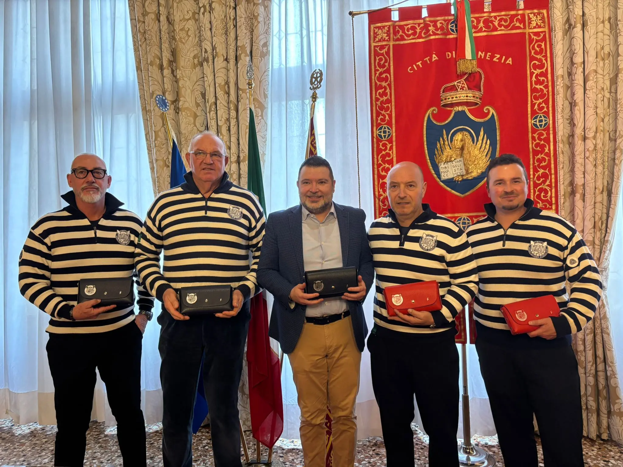 Al centro, in giacca e camicia, Andrea Brutesco (Venetian Beauty), alla sua sinistra il consigliere Aldo Reato e una delegazione dell’Associazione Gondolieri di Venezia