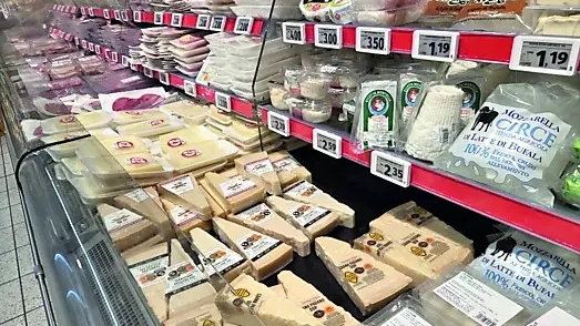 Il banco frigo in cui si serviva il 70enne