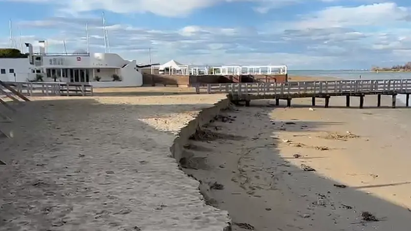 L’arenile portato via dall’acqua al Faro Rosso di Sabbiadoro (foto Petrussi)