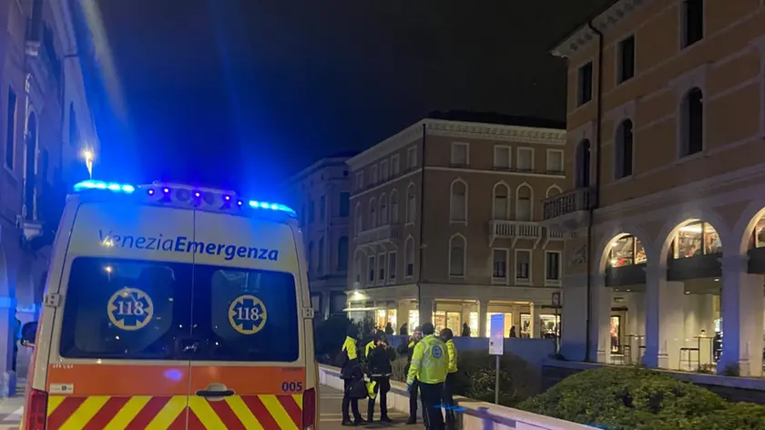 Ambulanza e operatori del 118 sul posto per tentare di rianimare l'uomo colto da malore
