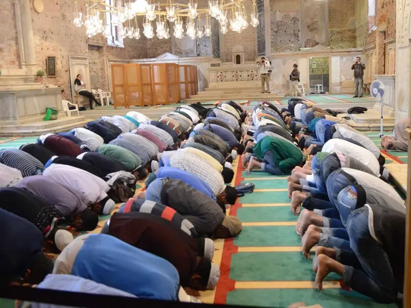 Fedeli musulmani in preghiera inuna foto d'archivio