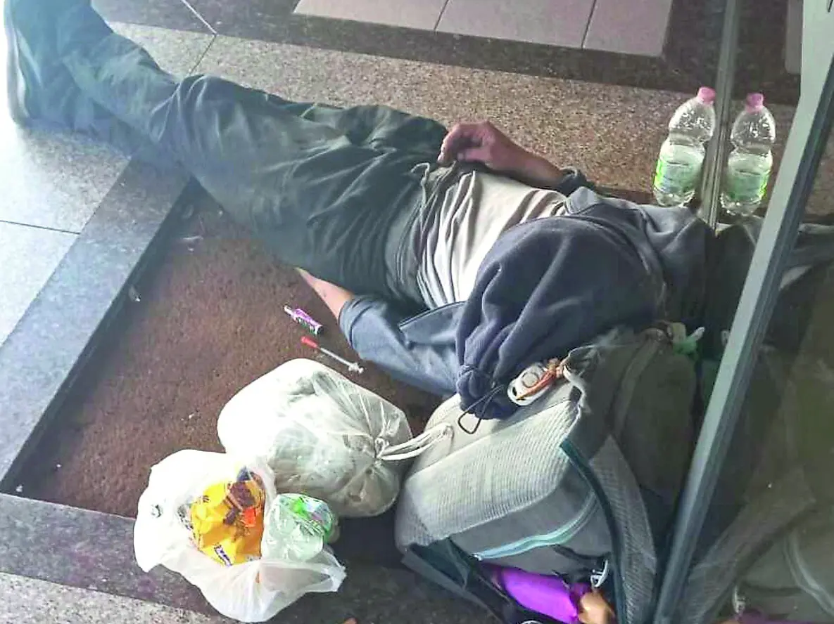 Un tossicodipendente all’ingresso del condominio Fabio