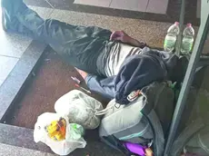 Un tossicodipendente all’ingresso del condominio Fabio