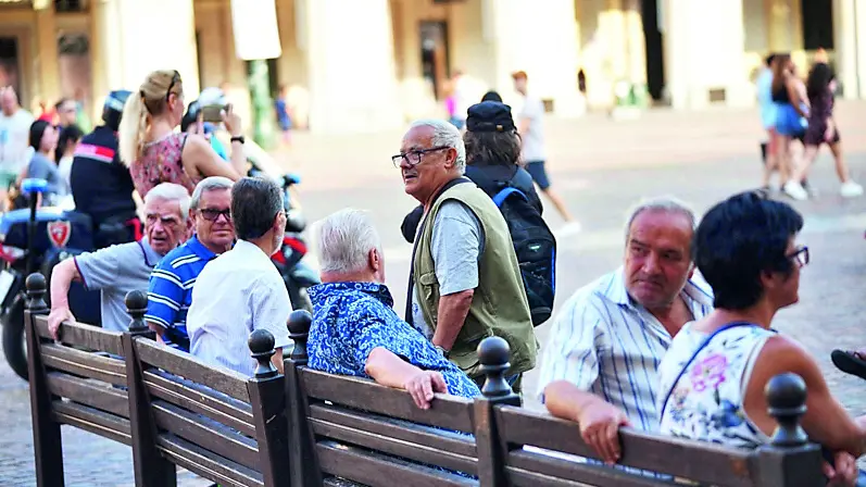 Anziani in piazza: l’uso del dialetto persiste soprattutto nelle vecchie generazioni