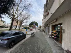 Il marciapiede di via Beccaria dove è scoppiata la violenta lite