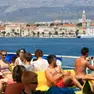 Un traghetto pieno di turisti di fronte a Spalato