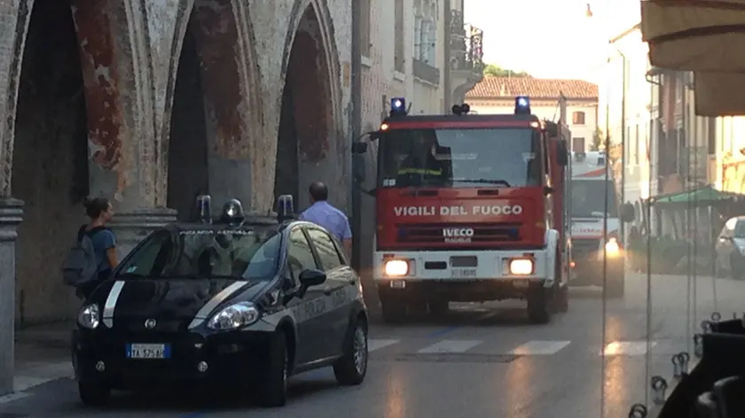 Un intervento di pompieri e ambulanza (foto d'archivio)