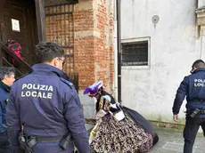 La maschera fermata dalla polizia locale