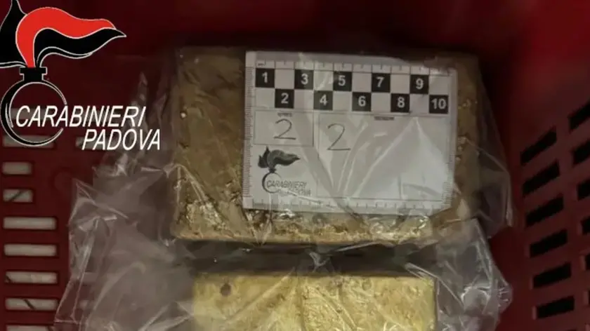 Un lingotto d'oro recuperato e sequestrato dai carabinieri