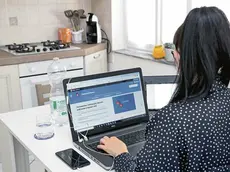 Una lavoratrice in smart working. A Padova il riconoscimento di un infortunio sul lavoro