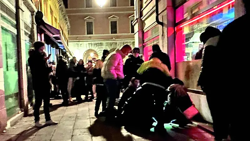 Un intervento della Polizia locale a Rialto per sedare una rissa