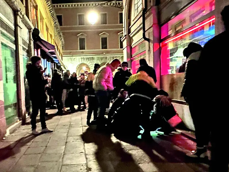 Un intervento della Polizia locale a Rialto per sedare una rissa