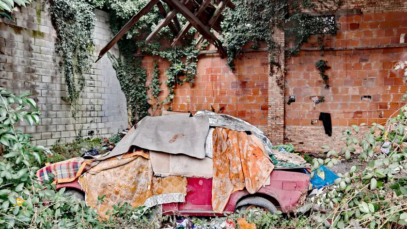 Un'auto parcheggiata all'interno dell'ex segheria Rosso di Mestre