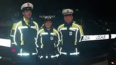 Gli agenti della polizia locale che hanno salvato l'uomo disperato per il ritorno del fratello violento