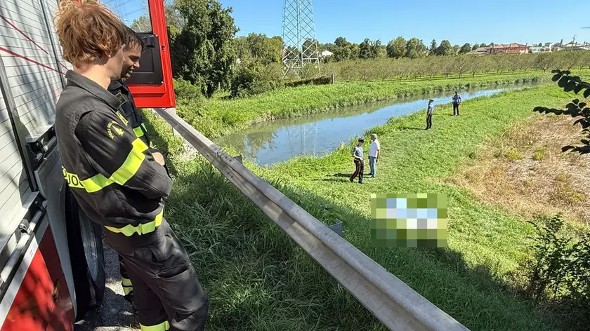 Il recupero della salma dell'anziano sulla sponda del Musestre