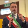 Simone Venturini ad un evento con la fascia da sindaco