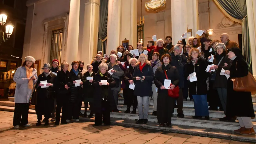 Gli attivisti del comitato Fenice Viva all'esterno del Teatro (foto Matteo Tagliapietra/Interpress)