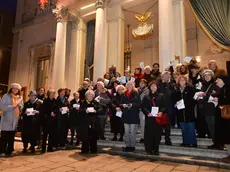 Gli attivisti del comitato Fenice Viva all'esterno del Teatro (foto Matteo Tagliapietra/Interpress)