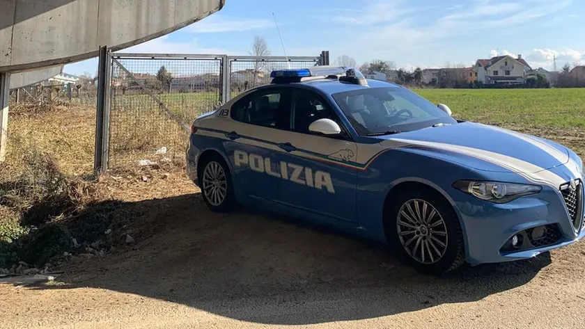 La polizia davanti allo stadio dove è avvenuta l'aggressione al tifoso