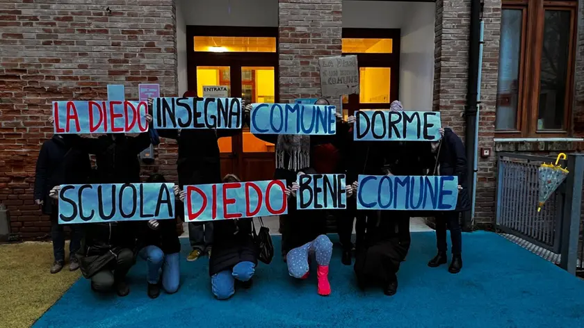 La protesta delle mamme per chiedere di salvare la scuola